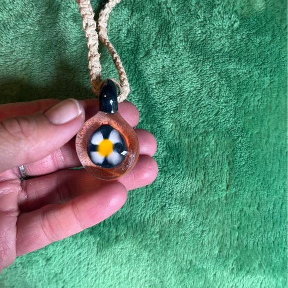 Hemp necklace with glass Daisy pendant - Picture 4 of 4